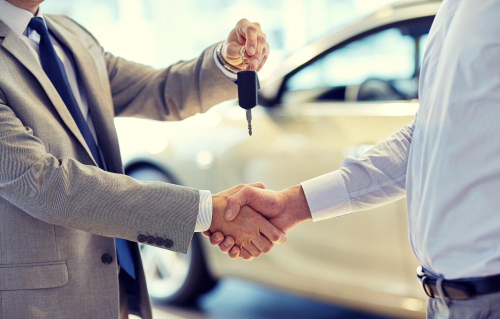 Auto bewerten Konzept mit Auto Geld Autoschlüssel und Bewertungssystem zur Ermittlung des Fahrzeugwerts in Deutschland